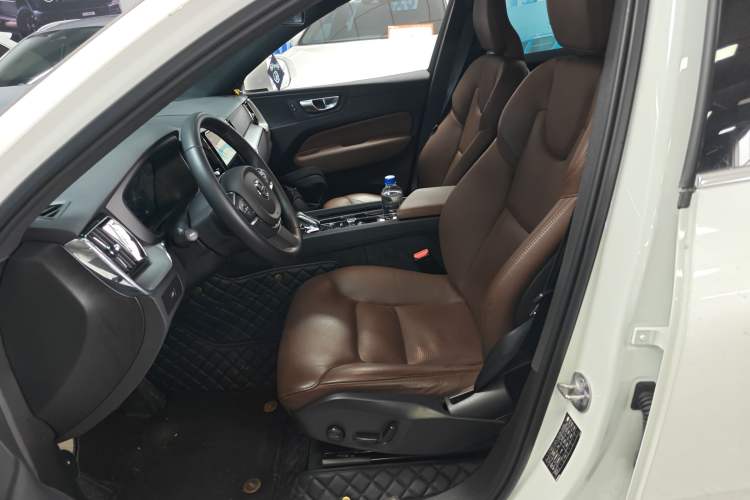 Used Volvo XC60 2024 B5 4x4 Smart Luxury Edition Left Front Seat