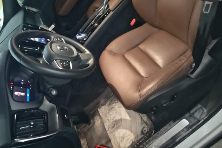 Used Volvo XC60 2024 B5 4x4 Smart Luxury Edition Left Front Seat