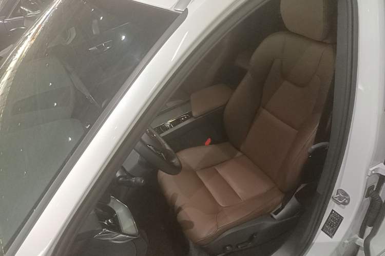 Used Volvo XC60 2024 B5 4x4 Smart Luxury Edition Left Front Seat