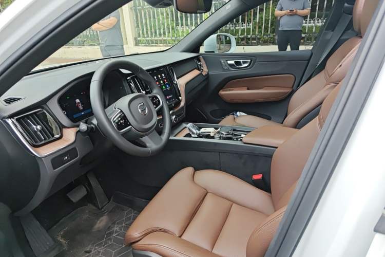 Used Volvo XC60 2024 B5 4x4 Smart Luxury Edition Left Front Seat