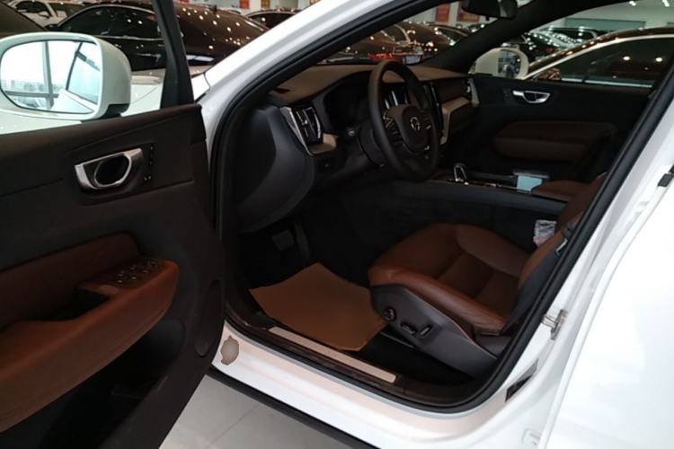 Used Volvo XC60 2024 B5 4x4 Smart Luxury Edition Left Front Seat