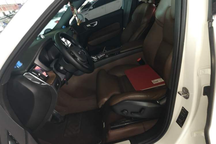 Used Volvo XC60 2024 B5 4x4 Smart Luxury Edition Left Front Seat