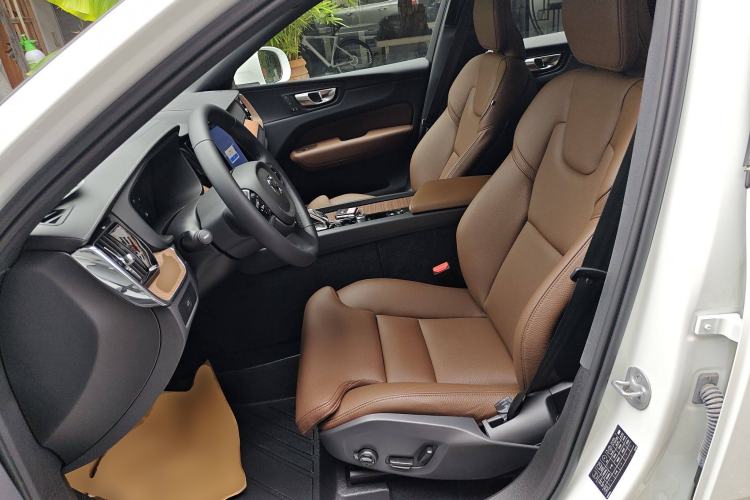 Used Volvo XC60 2024 B5 4x4 Smart Luxury Edition Left Front Seat