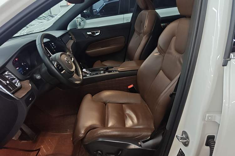 Used Volvo XC60 2024 B5 4x4 Smart Luxury Edition Left Front Seat