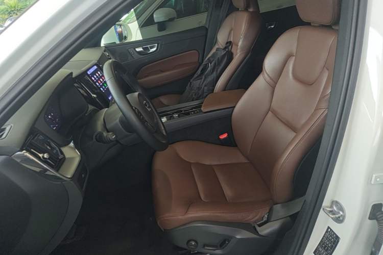 Used Volvo XC60 2024 B5 4x4 Smart Luxury Edition Left Front Seat