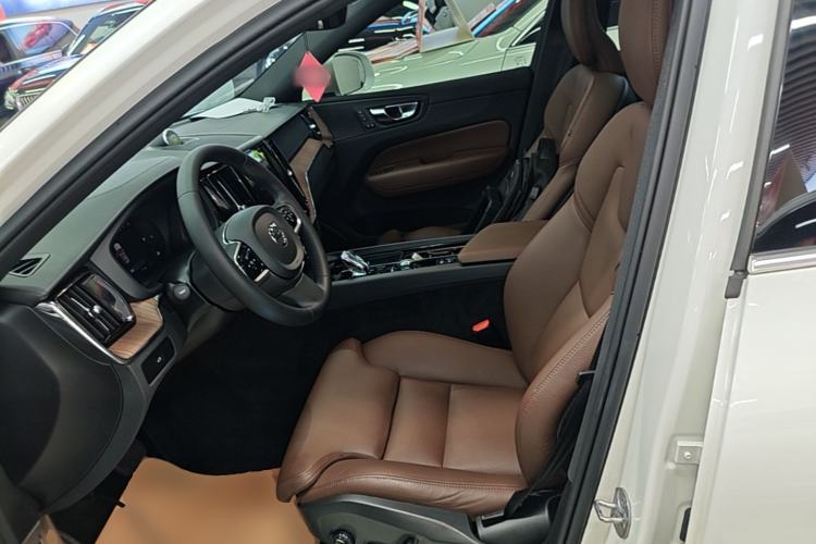 Used Volvo XC60 2024 B5 4x4 Smart Luxury Edition Left Front Seat