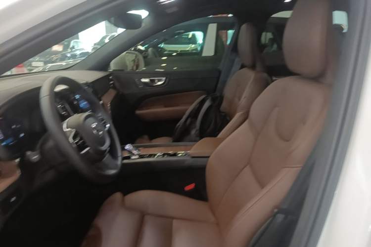 Used Volvo XC60 2024 B5 4x4 Smart Luxury Edition Left Front Seat