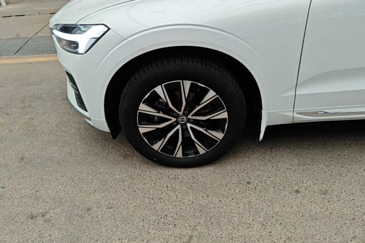 Used Volvo XC60 2024 B5 4x4 Smart Luxury Edition Left Front Wheel Hub