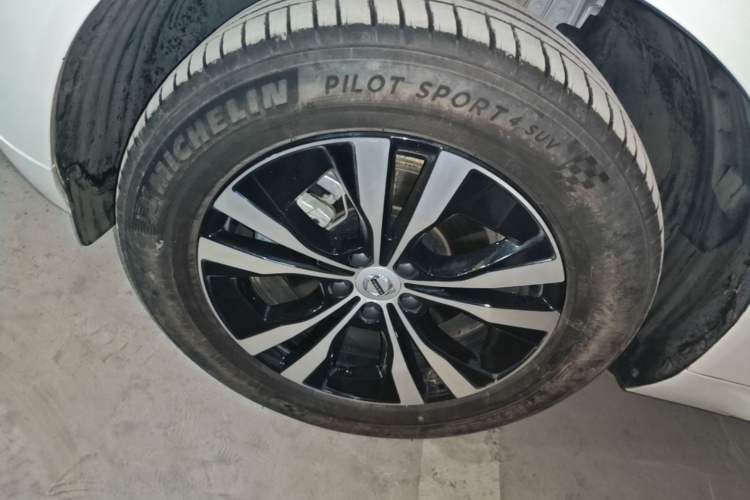 Used Volvo XC60 2024 B5 4x4 Smart Luxury Edition Left Front Wheel Hub