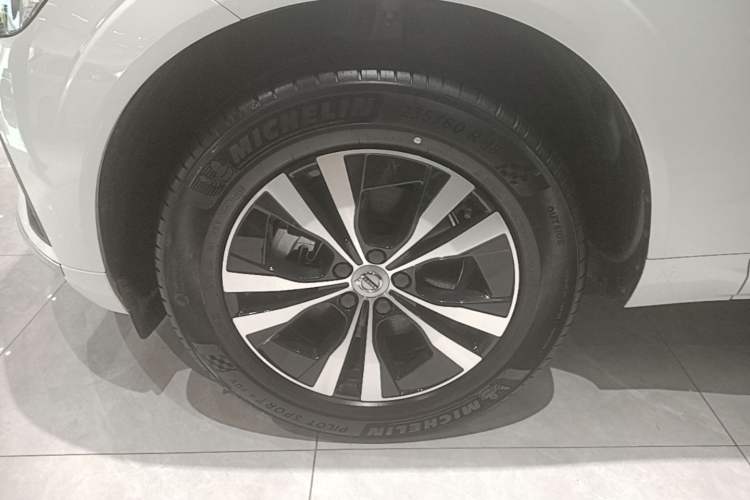 Used Volvo XC60 2024 B5 4x4 Smart Luxury Edition Left Front Wheel Hub