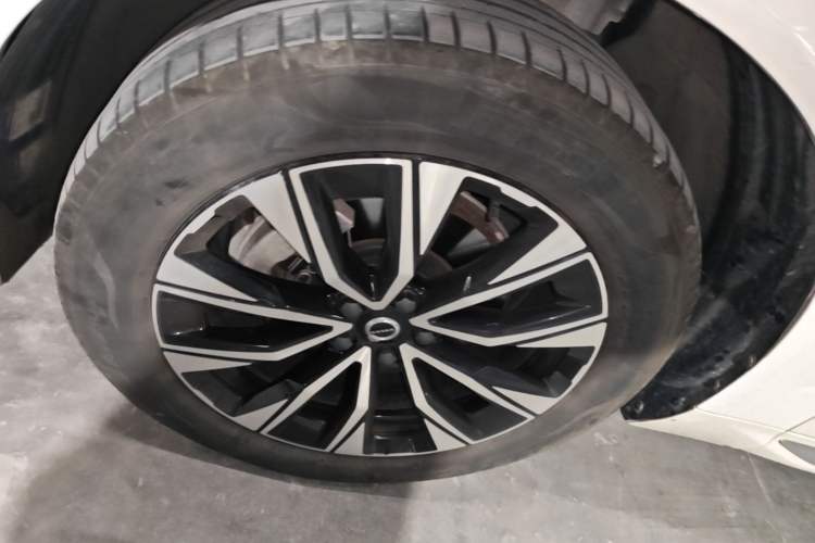 Used Volvo XC60 2024 B5 4x4 Smart Luxury Edition Left Front Wheel Hub