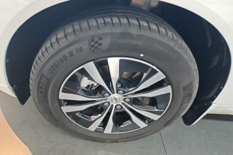 Used Volvo XC60 2024 B5 4x4 Smart Luxury Edition Left Front Wheel Hub