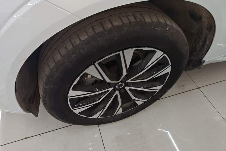 Used Volvo XC60 2024 B5 4x4 Smart Luxury Edition Left Front Wheel Hub