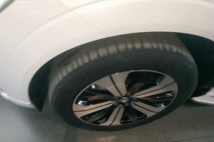 Used Volvo XC60 2024 B5 4x4 Smart & Advanced Sport Edition Left Front Wheel Hub