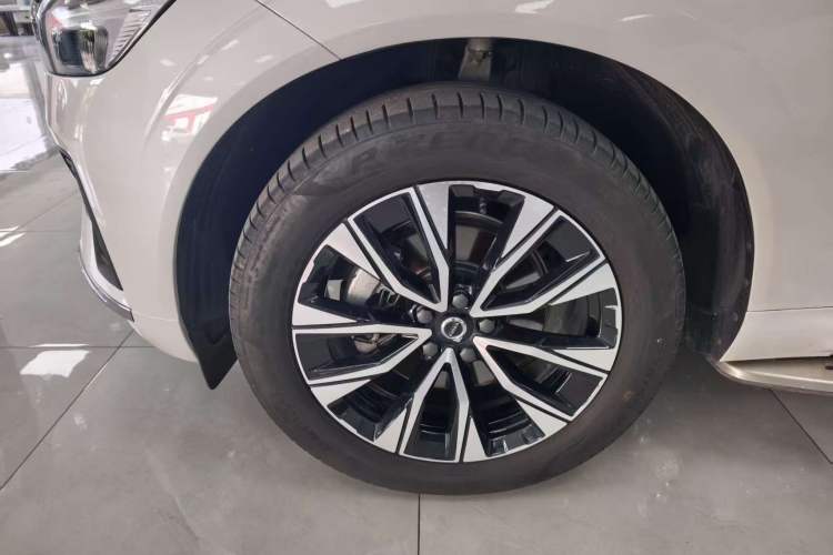 Used Volvo XC60 2024 B5 4x4 Smart Luxury Edition Left Front Wheel Hub
