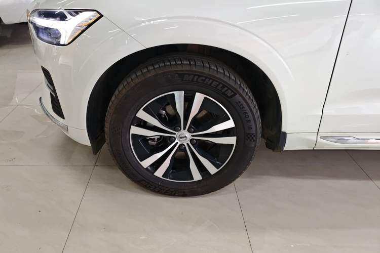 Used Volvo XC60 2024 B5 4x4 Smart Luxury Edition Left Front Wheel Hub