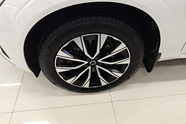 Used Volvo XC60 2024 B5 4x4 Smart Luxury Edition Left Front Wheel Hub