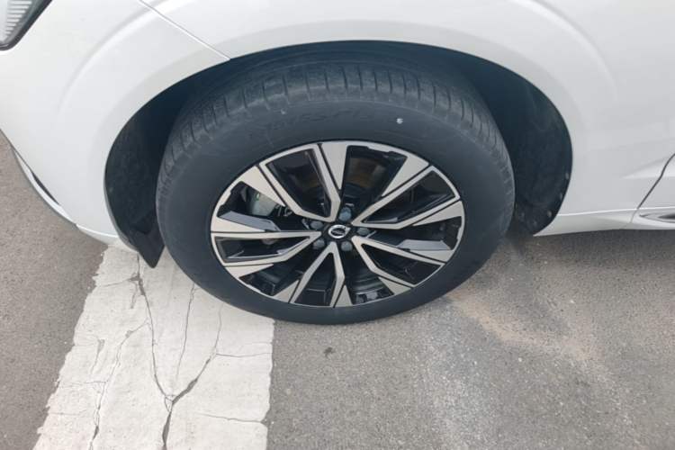 Used Volvo XC60 2024 B5 4x4 Smart Luxury Edition Left Front Wheel Hub