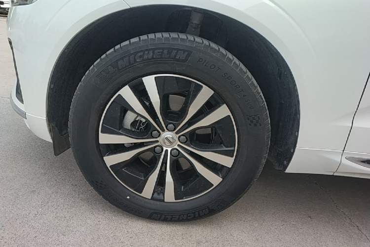 Used Volvo XC60 2024 B5 4x4 Smart Luxury Edition Left Front Wheel Hub