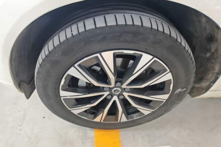 Used Volvo XC60 2024 B5 4x4 Smart Luxury Edition Left Front Wheel Hub