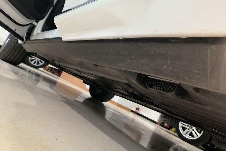Used Volvo XC60 2024 B5 4x4 Smart Luxury Edition Left Side Sill
