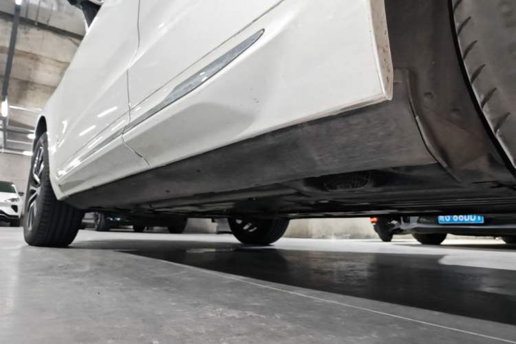 Used Volvo XC60 2024 B5 4x4 Smart Luxury Edition Left Side Sill