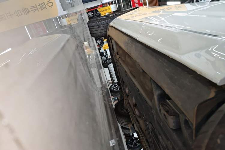 Used Volvo XC60 2024 B5 4x4 Smart Luxury Edition Left Side Sill