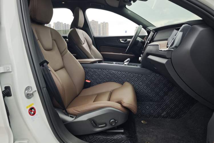 Used Volvo XC60 2024 B5 4x4 Smart Luxury Edition Right Front Seat