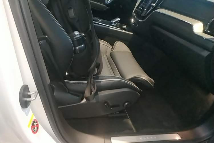 Used Volvo XC60 2024 B5 4x4 Smart & Advanced Sport Edition Right Front Seat
