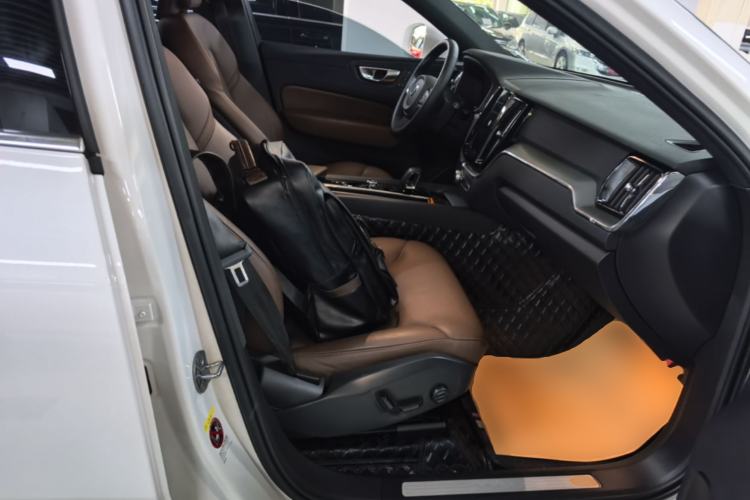 Used Volvo XC60 2024 B5 4x4 Smart Luxury Edition Right Front Seat