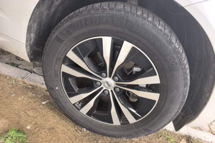 Used Volvo XC60 2024 B5 4x4 Smart Luxury Edition Right Front Wheel Hub