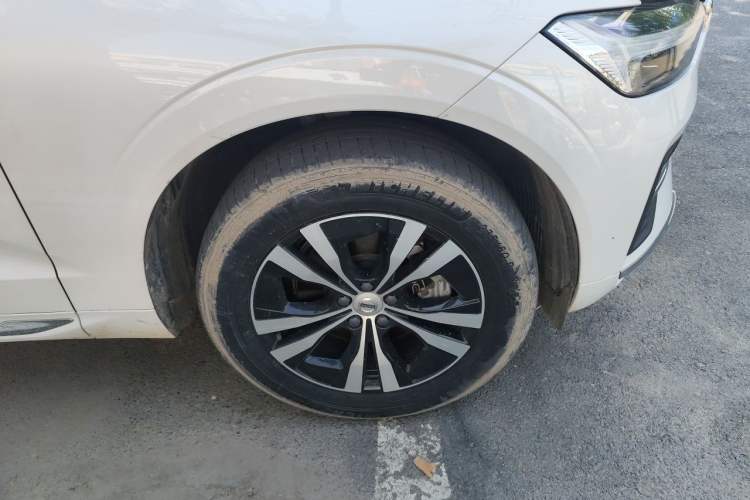 Used Volvo XC60 2024 B5 4x4 Smart Luxury Edition Right Front Wheel Hub