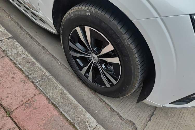 Used Volvo XC60 2024 B5 4x4 Smart Luxury Edition Right Front Wheel Hub