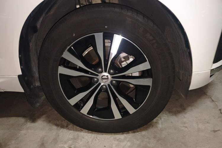 Used Volvo XC60 2024 B5 4x4 Smart Luxury Edition Right Front Wheel Hub