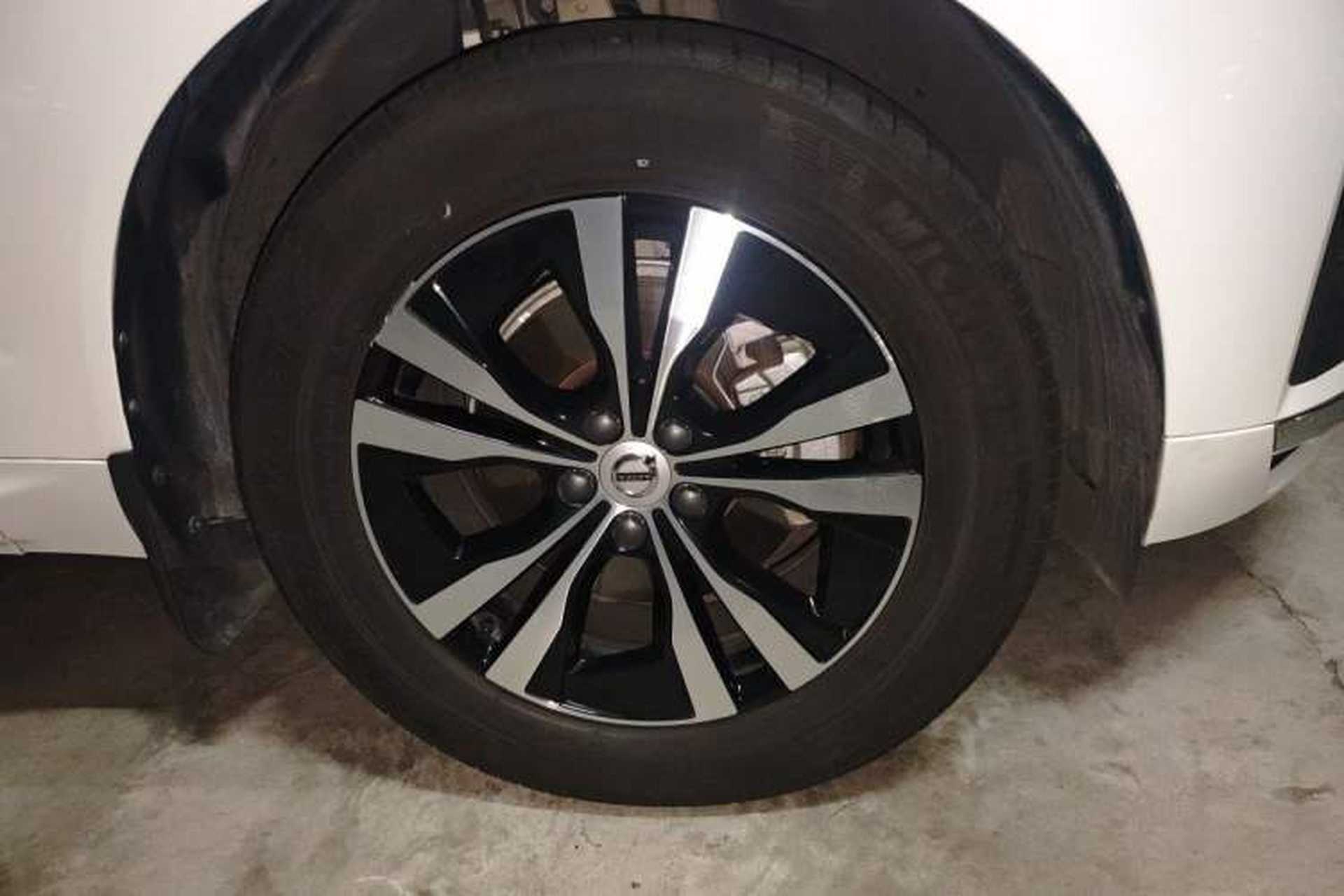 Used Volvo XC60 2024 B5 4x4 Smart Luxury Edition Right Front Wheel Hub