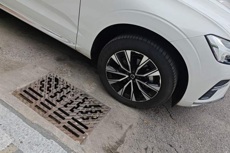 Used Volvo XC60 2024 B5 4x4 Smart Luxury Edition Right Front Wheel Hub