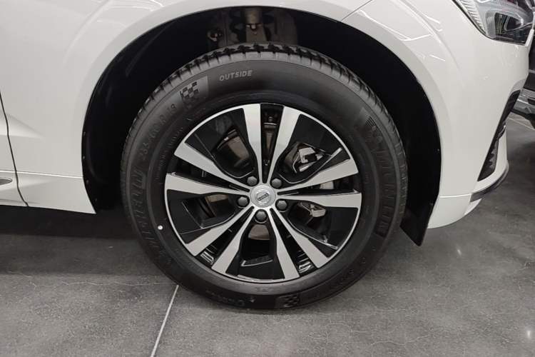 Used Volvo XC60 2024 B5 4x4 Smart Luxury Edition Right Front Wheel Hub