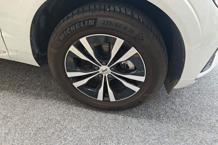 Used Volvo XC60 2024 B5 4x4 Smart Luxury Edition Right Front Wheel Hub