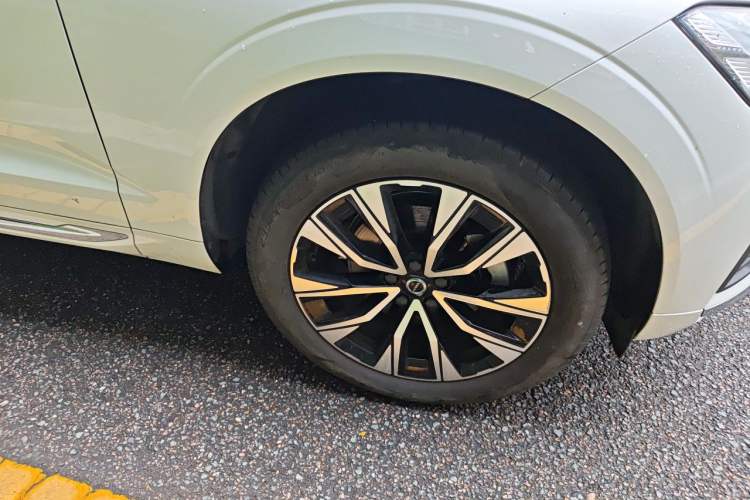 Used Volvo XC60 2024 B5 4x4 Smart Luxury Edition Right Front Wheel Hub