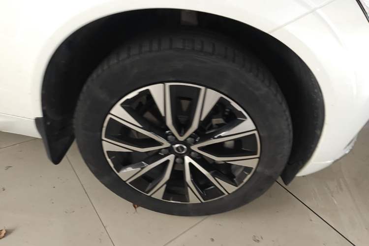 Used Volvo XC60 2024 B5 4x4 Smart Luxury Edition Right Front Wheel Hub