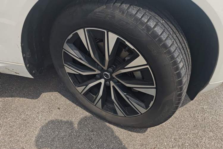 Used Volvo XC60 2024 B5 4x4 Smart Luxury Edition Right Front Wheel Hub