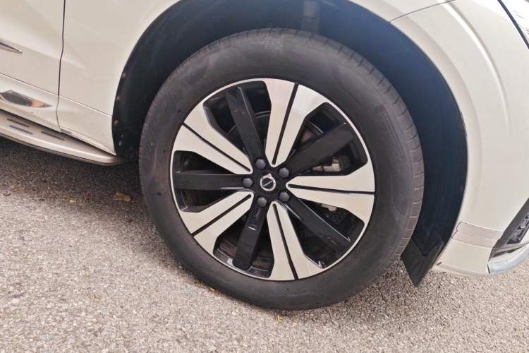 Used Volvo XC60 2024 B5 Four-Wheel Drive Fjord Edition Right Front Wheel Hub