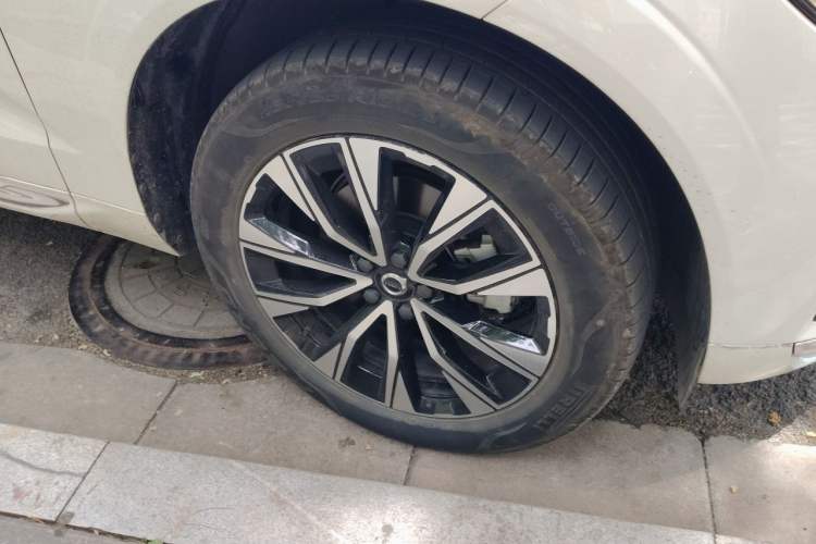 Used Volvo XC60 2024 B5 4x4 Smart Luxury Edition Right Front Wheel Hub