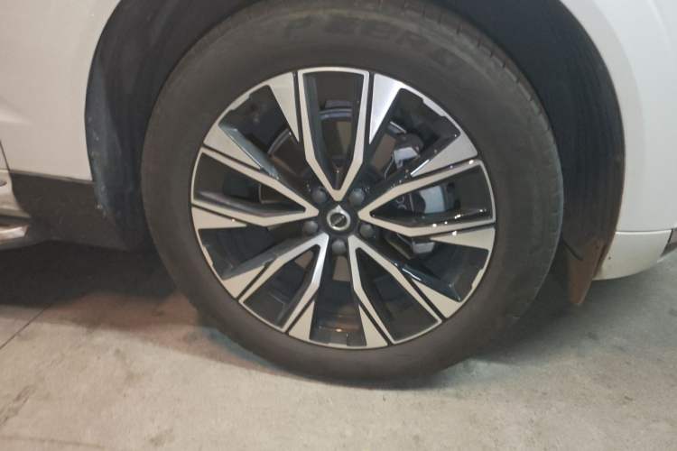 Used Volvo XC60 2024 B5 4x4 Smart Luxury Edition Right Front Wheel Hub