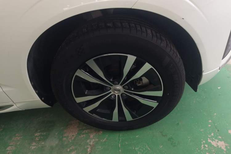 Used Volvo XC60 2024 B5 4x4 Smart Luxury Edition Right Front Wheel Hub