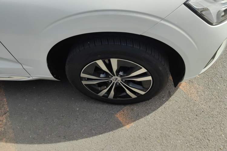 Used Volvo XC60 2024 B5 4x4 Smart Luxury Edition Right Front Wheel Hub