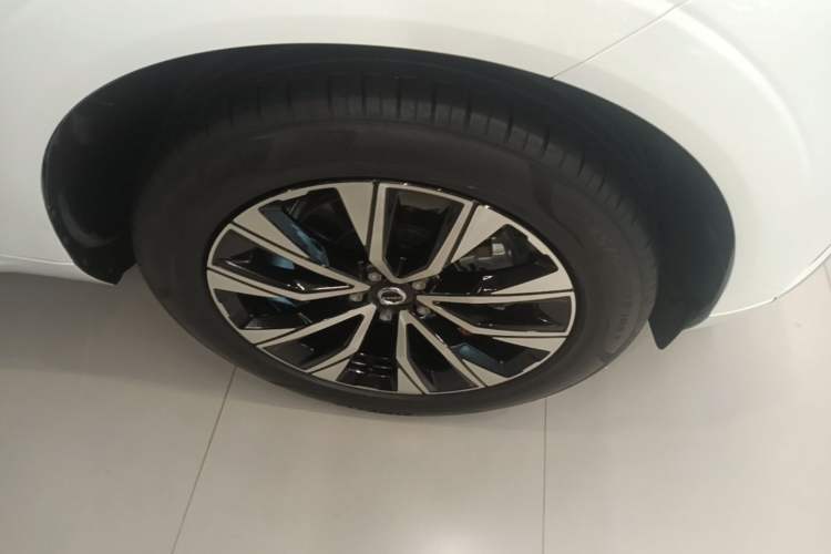 Used Volvo XC60 2024 B5 4x4 Smart Luxury Edition Right Front Wheel Hub