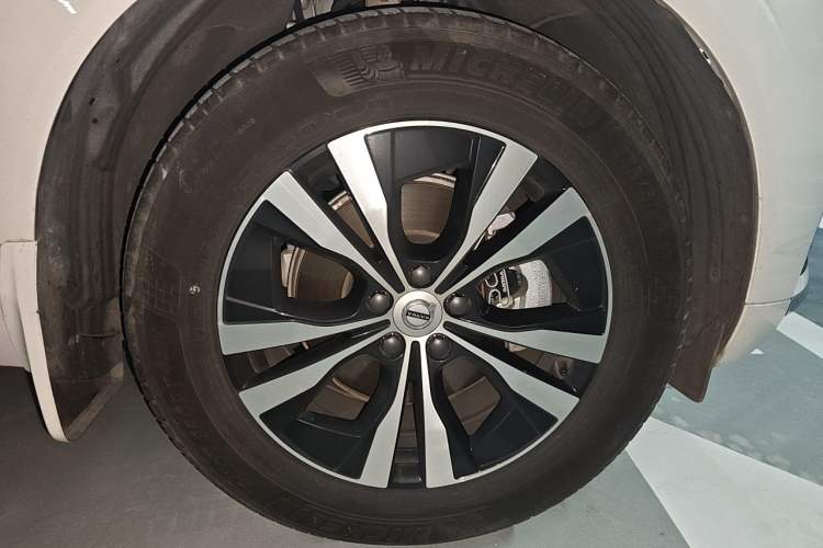 Used Volvo XC60 2024 B5 4x4 Smart Luxury Edition Right Front Wheel Hub