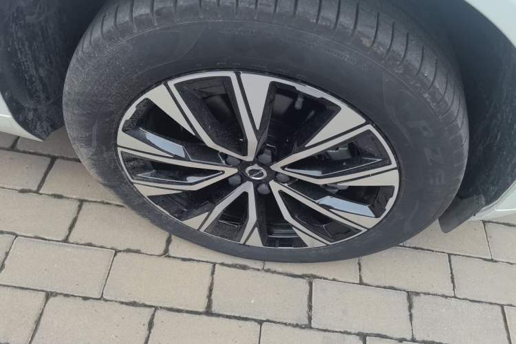Used Volvo XC60 2024 B5 4x4 Smart Luxury Edition Right Front Wheel Hub