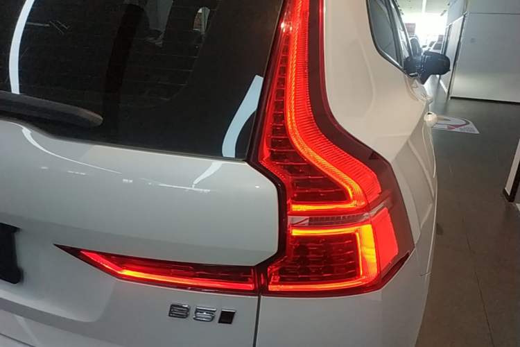 Used Volvo XC60 2024 B5 4x4 Smart & Advanced Sport Edition Right Rear Taillight